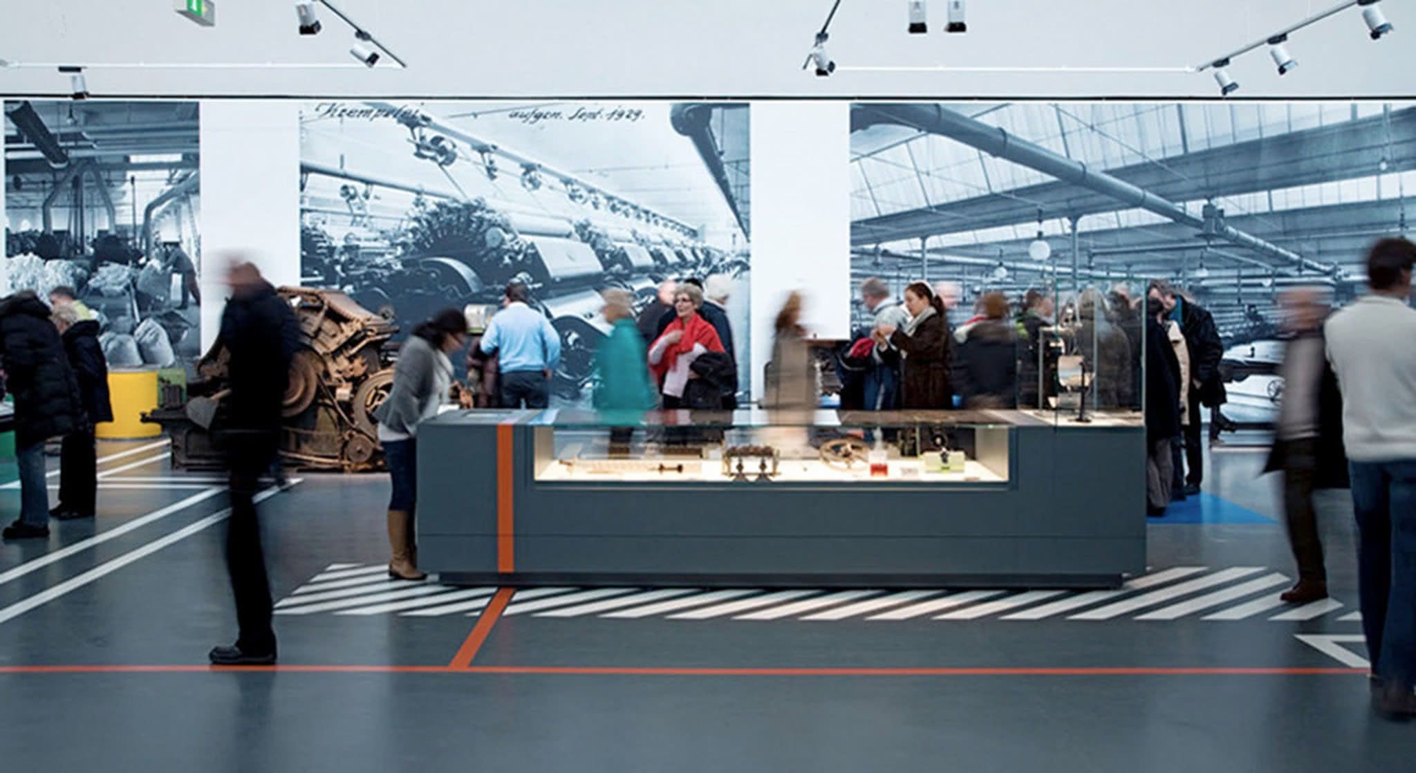 Die Dauerausstellung mit Besuchern