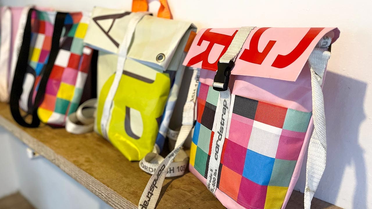 Taschen aus bunten Bannern web
